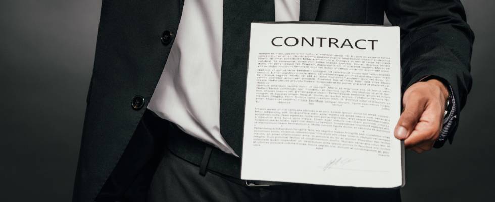 Contratos comerciales mal redactados: una bomba de tiempo legal.